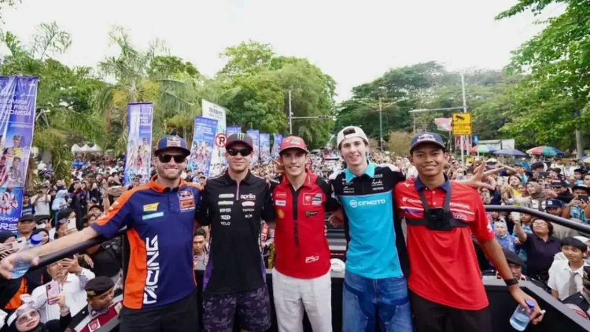 Veda Ega Pratama, ketika bersama Marc Marquez, Brad Binder, Marco Bezzecchi,dan Maximo Quiles, saat menyapa warga Mataram, jelang MotoGP Mandalika 2026.(net)