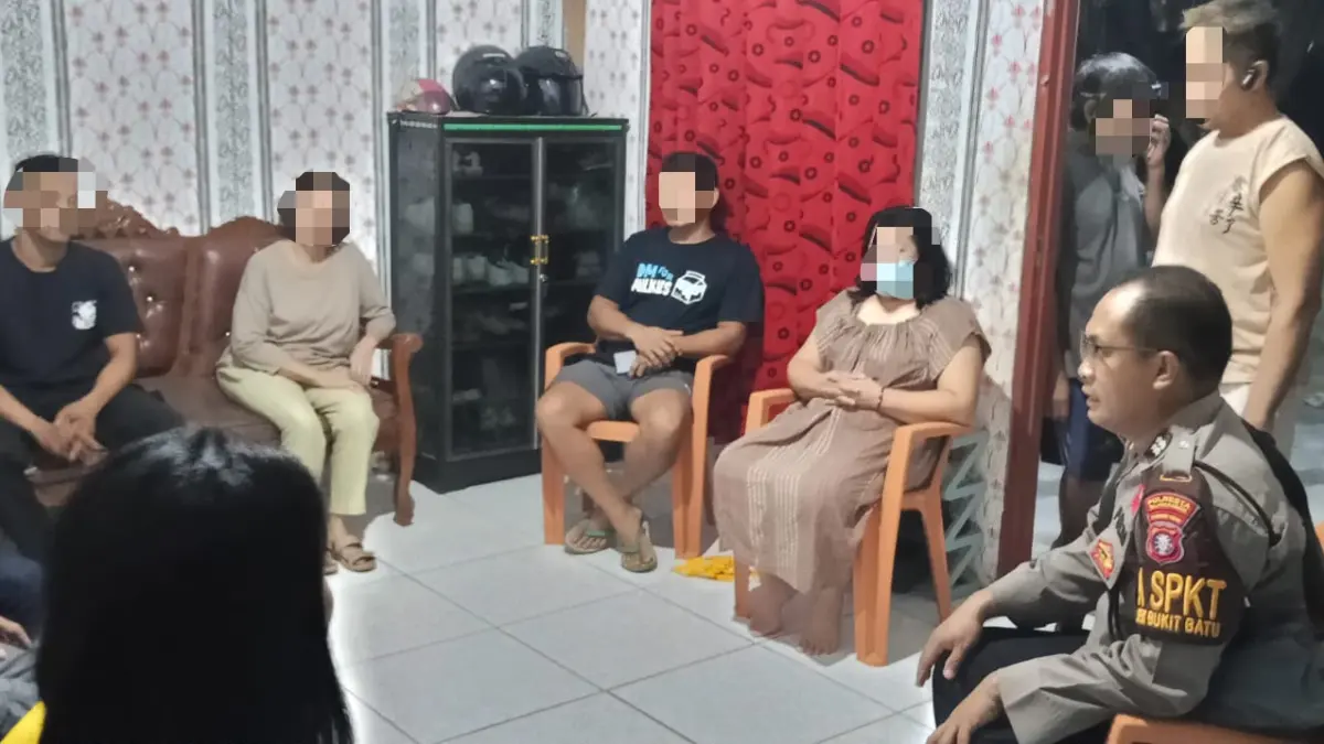 Polisi mengamankan situasi di RT 01 RW 01, Kelurahan Sei Gohong, Kecamatan Bukit Batu, Palangka Raya, setelah warga meminta bantuan terkait dugaan seorang perempuan yang telah bersuami berada di dalam rumah bersama laki-laki yang juga telah beristri. (istimewa)