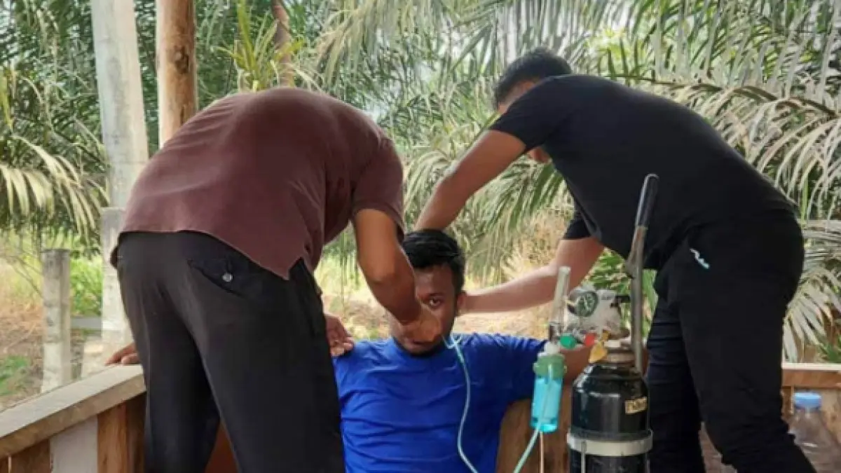 Salah satu Satgas Karhutla saat mendapat pertolongan oksigen dari petugas kesehatan Dinkes Kobar. (DINKES/RADAR SAMPIT)