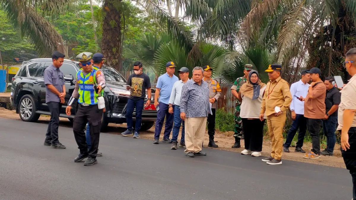 Gubernur Kalteng Agustiar Sabran dan beberapa pejabat Pemprv Kalteng, bersama Wakil Bupati Kotim, Kapolres Kotim, Pj Sekda Kotim, serta unsur TNI/Polri, termasuk forkopimda Kalteng dan Kotim, saat meninjau aspal jalur selatan, baru-baru tadi.(yuni/radarsampit)