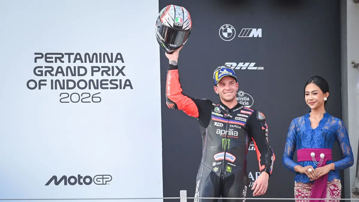 Pembalap Aprilia Racing Marco Bezzecchi (kiri) berselebrasi usai memenangi balapan MotoGP Pertamina Grand Prix of Indonesia 2026 di Sirkuit Internasional Pertamina Mandalika, KEK Mandalika, Lombok Tengah, NTB, Minggu (11/10/2026).  (ANTARA FOTO/Fikri Yusuf/app/bar)