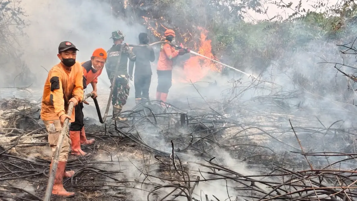 Tim Gabungan Satuan Tugas Karhutla terus melakukan penanganan di sejumlah wilayah terdampak. (Ria/Radar Sampit)