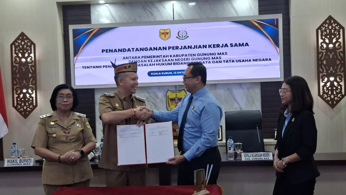 BERSALAMAN : Bupati Gumas Jaya Samaya Monong bersalaman dengan Kepala Kejari Nugroho Wisnu Pujoyono usai penandatanganan perjanjian kerja sama terkait penanganan masalah hukum di bidang perdata dan tata usaha negara, di ruang rapat lantai I kantor Bupati Gumas, Selasa (13/10/2026). FOTO : DISKOMINFO SANTIK GUMAS/RADAR SAMPIT