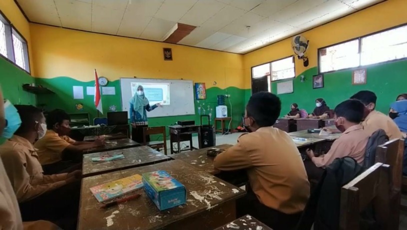 BELAJAR MENGAJAR: Proses belajar mengajar di SDN 1 Amin Jaya, Kecamatan Pangkalan Banteng, Kabupaten Kotawaringin Barat, Kalteng. (SLAMET HARMOKO/RADAR SAMPIT)