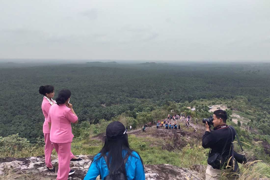 DESTINASI WISATA: Warga Sukamara menikmati pemandangan dari atas Bukit Julungga