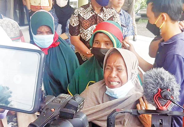 MENANGIS: Para ibu yang ikut demonstrasi di gedung DPRD Kotim tak kuasa menahan air matanya, Kamis (20/1). Mereka meminta keluarga mereka yang ditahan karena dituduh mencuri sawit agar dibebaskan. (RADO/RADAR SAMPIT)