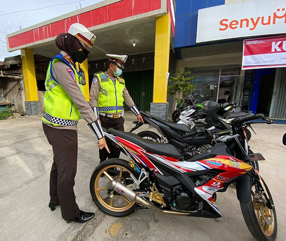RAZIA:  Satlantas Polres Katingan merazia sepeda motor yang menggunakan knalpot brong, Kamis (27/1). IST/RADAR SAMPIT