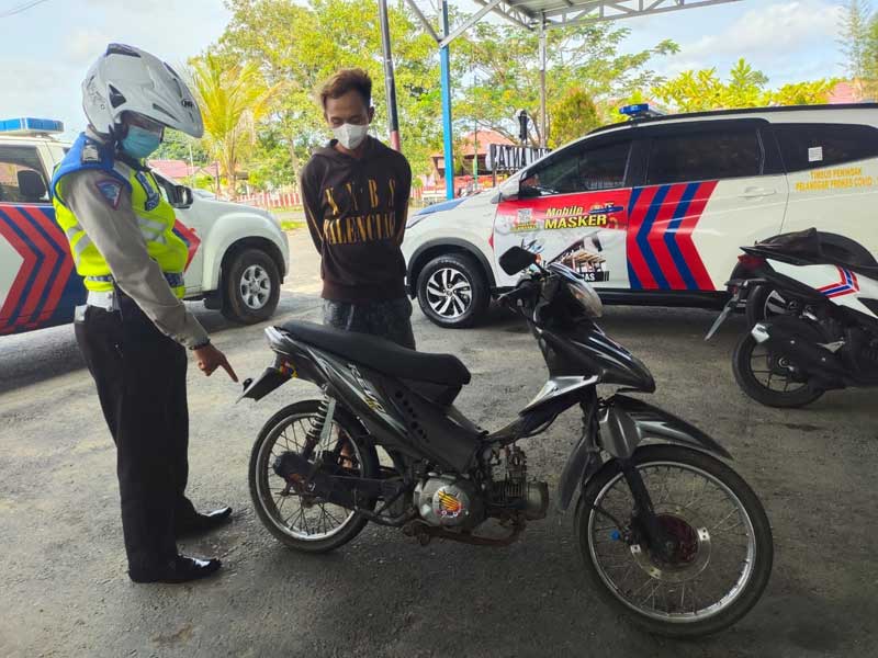 Anggota Satlantas melihatkan knalpot brong alias bising yang digunakan motor standar, dan sering mengganggu ketenangan pengguna jalan raya.(istimewa)