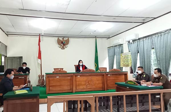 CABUT GUGATAN: Hakim Tunggal Praperadilan membacakan gugatan praperadilan di Pengadilan Negeri Kapuas, Selasa (11/1). (ALEXANDER/RADAR SAMPIT)