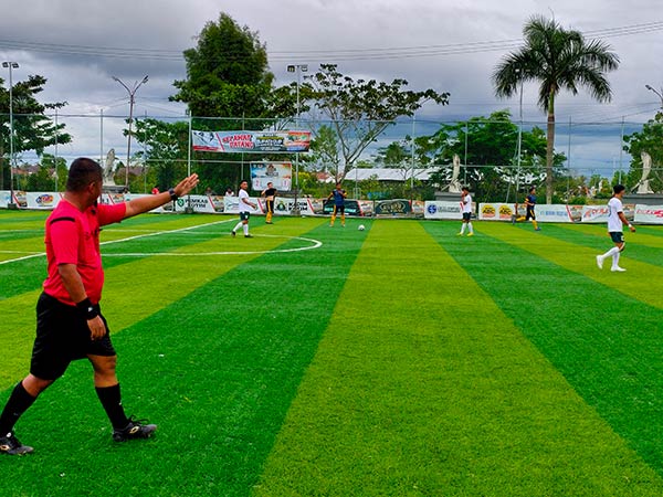 BERTANDING: Tim gabungan dari Diskan dan Disperdagin Kotim melawan tim dari Kecamatan Bukit Santuai dalam Turnamen Mini Soccer Bupati Cup I, Kamis (13/1). (YUNI/RADAR SAMPIT )