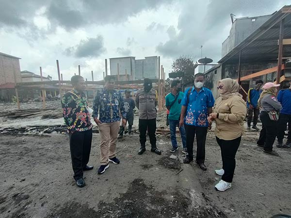 KEMBALI MENINJAU: Wakil Bupati Kotim Irawati didampingi Plt Kadinsos Kotim Wiyono, Camat Cempaga Hulu Ubaidillah, melihat kondisi terkini pasar di Desa Pundu pascamusibah kebakaran awal Januari lalu. (YUNI/RADAR SAMPIT)