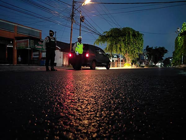 PATROLI: Petugas Polsek Ketapang melakukan pengamanan di Jalan HM Arsyad, yang sering dijadikan tempat aksi balap liar, beberapa waktu lalu. (IST/RADAR SAMPIT)