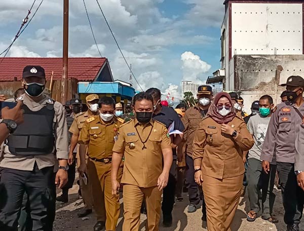 SIAPKAN BANTUAN: Gubernur Kalteng Sugianto Sabran didampingi Wabup Kotim Irawati saat meninjau lokasi kebakaran Pasar Pundu, beberapa waktu lalu. (IST/RADAR SAMPIT)