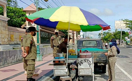 PENERTIBAN: Sejumlah PKL yang ditertibkan petugas Satpol PP di beberapa titik jalan protokol Kota Pangkalan Bun. (SATPOL PP/RADAR PANGKALAN BUN)