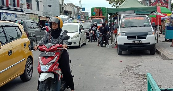 BIANG KEMACETAN: Suasana kemacetan di ruas Jalan Pangeran Antasari, depan Pasar Indra Sari Pangkalan Bun, Kabupaten Kotawaringin Barat, Senin (17/1) (ISTIMEWA/RADAR PANGKALAN BUN)