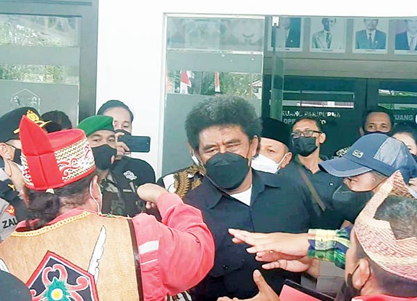 MEMANAS: Demonstran saat adu mulut dengan pimpinan DPRD Kotim, Kamis (20/1). Warga Desa Ramban melakukan aksi untuk mendesak pihak terkait menindak perkebunan kelapa sawit PT MJSP yang disebut-sebut melanggar aturan. (RADO/RADAR SAMPIT)