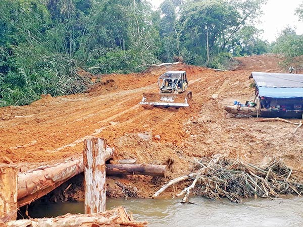 PROYEK BERMASALAH: Ruas jalan dari Sanamang menuju Kiham Batang yang dibangun menggunakan dana sebelas desa yang menyeret mantan Camat Katingan Hulu Hernadie. (IST/RADAR SAMPIT)