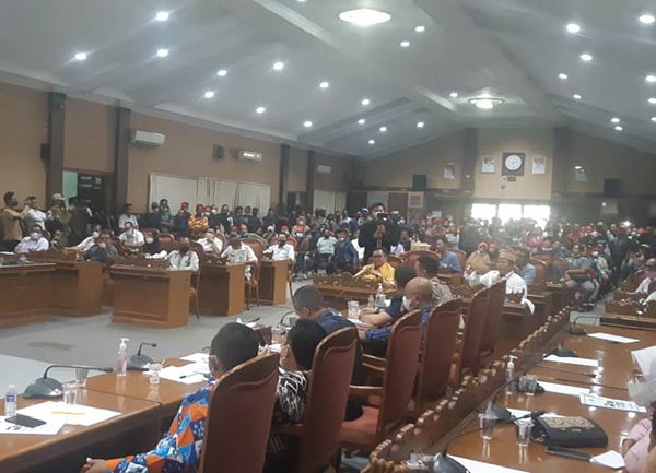 BERJALAN ALOT: Pelaksanaan RDP antara warga Desa Ramban dengan PT MJSP dan Gapoktan Bagendang Raya di DPRD Kotim berjalan alot dan sempat ricuh di awal rapat, Rabu (26/1) lalu. (RADO/RADAR SAMPIT)