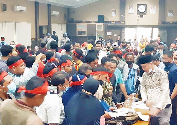 BERJALAN ALOT: Pelaksanaan RDP antara warga Desa Ramban dengan PT MJSP dan Gapoktan Bagendang Raya di DPRD Kotim berjalan alot dan sempat ricuh di awal rapat, Rabu (26/1). (RADO/RADAR SAMPIT)