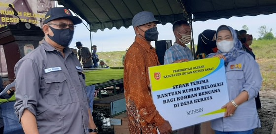 RELOKASI: Bupati Kobar Hj Nurhidayah menyerahkan bantuan rumah relokasi kepada warga yang terkena abrasi di Desa Keraya Kecamatan Kumai. (ISTIMEWA/RADAR PANGKALAN BUN)