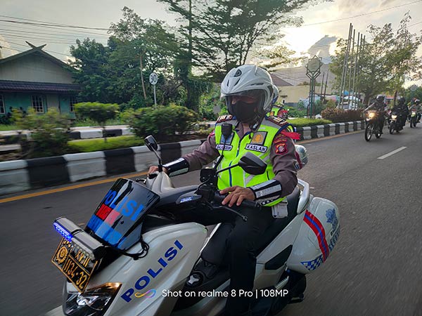 PATROLI: Kasat Lantas Polres Kotim AKP Salahhidin beserta jajarannya saat patroli sore hari guna mencegah gangguan di jalan raya, Minggu (2/1). (FAHRY/RADAR SAMPIT)