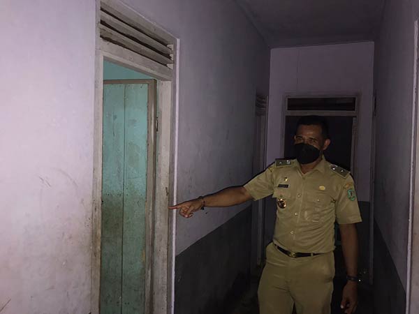 SIDAK: Lurah Pasir Putih Rudi Setiawan bersama tim melakukan sidak ke eks lokalisasi Pal 12 Jalan Jenderal Sudirman Sampit, Selasa (11/1). (YUNI/RADAR SAMPIT)