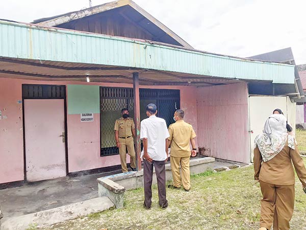 SIDAK: Lurah Pasir Putih Rudi Setiawan bersama tim melakukan sidak ke eks lokalisasi Pal 12 Jalan Jenderal Sudirman Sampit, Selasa (11/1). (YUNI/RADAR SAMPIT)