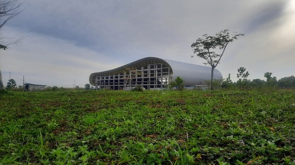 SEGERA RAMPUNG: Gedung Olahraga Sport Center sedang dalam proses penyelesaian pembangunan baru-baru ini. (ISTIMEWA/RADAR PANGKALAN BUN)