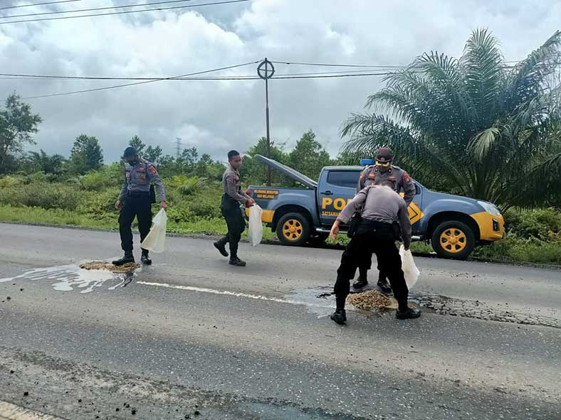 TAMBAL JALAN : Mengantisipasi kecelakaan lalu lintas, Polres Katingan beri tanda lalu lintas dan menutup jalan yang berlubang. HARI/RADAR SAMPIT