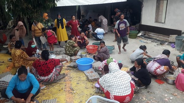 PUNGUTI TELUR: Warga saat memungut telur-telur yang rusak di jalan Utama Pasir Panjang, Desa Batu Belaman, Kecamatan Kumai, Sabtu (8/1) (IST/RADAR PANGKALAN BUN)