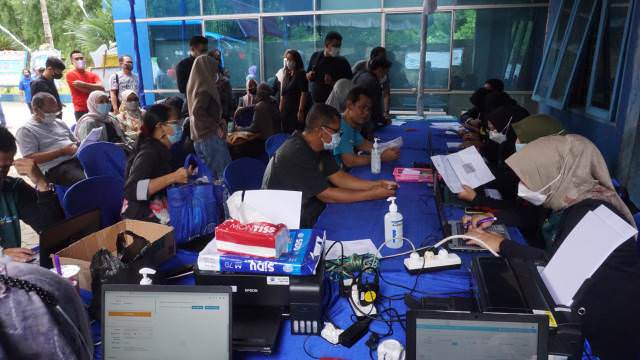 VAKSIN: Darmawan Jaya Setiawan ikut sebagai peserta vaksinasi. (RAHMAT/RADAR BANJARMASIN)
