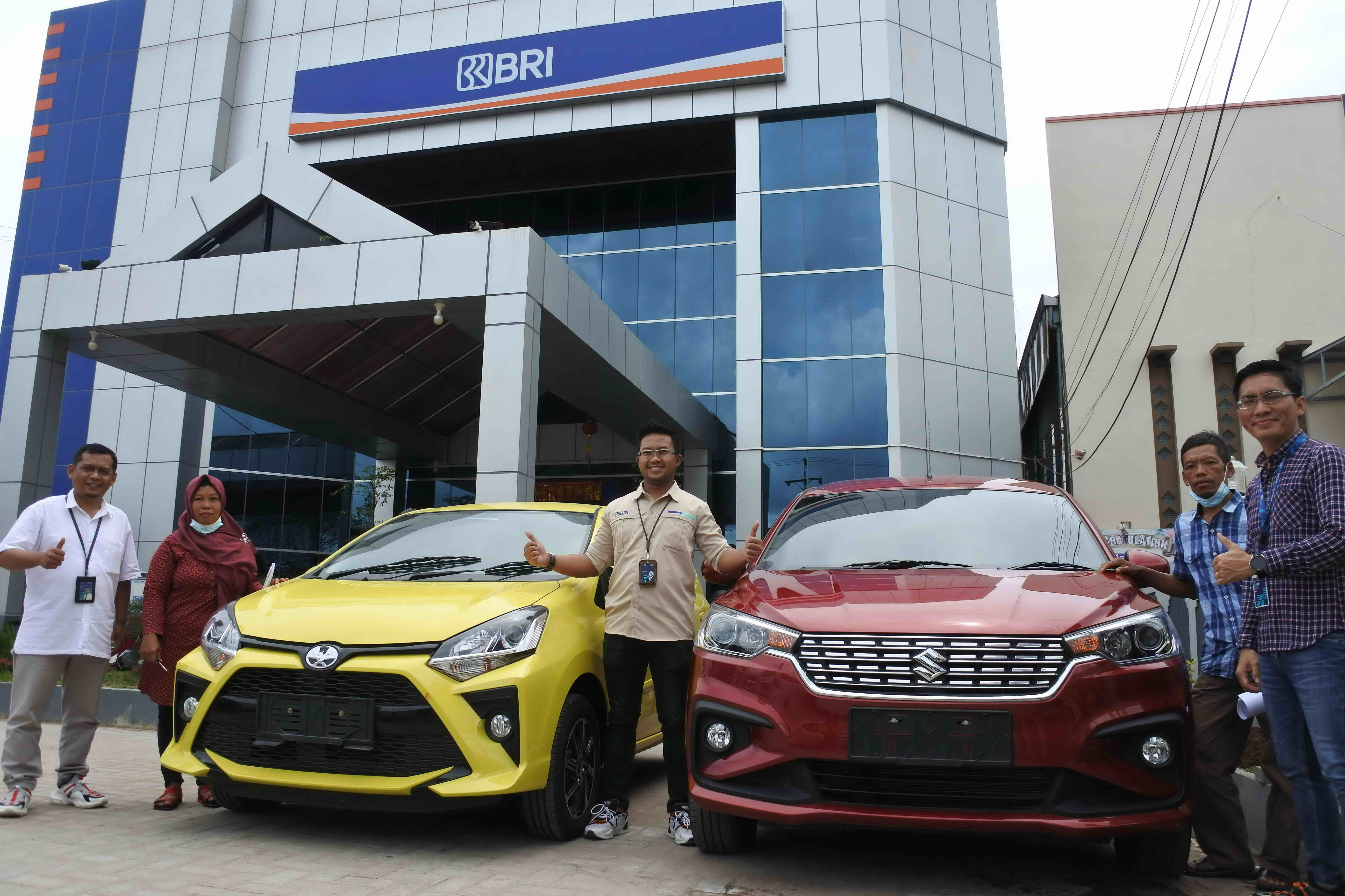 Pemimpin BRI Cabang Sampit Dhinar Adi Nugroho didampingi AMPM 1 Menoto AAngsangurun Kalit dan AMPM 2 Rahmat Efendi menyerahkan grand prize undian Simpedes kepada para pemenang di halaman BRI Sampit, Rabu (2/2).