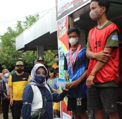 MENARIK : Para peserta event balap perahu ces saat bersiap mengikuti balapan, berbaris di dekat kapal wisata Pemkab Kotim.    INSERT : Kepala Dinas Kebudayaan dan Pariwisata Kotim Ellena Rosie ketika turut membagikan hadiah dan piala kepada pemenang balap