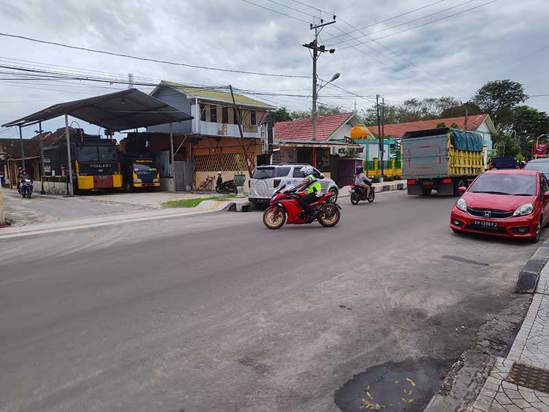 KNALPOT BRONG : Polisi Lalu Lintas (Polantas) Polres Kotim saat mengamankan pemotor berknalpot brong di Jalan MT Haryono, Sampit, Kamis (10/2) lalu. FAHRY/RADAR SAMPIT