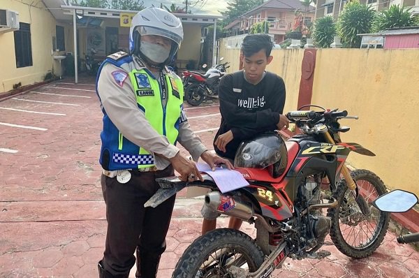 TERJARING RAZIA: Pemuda yang terjaring oleh anggota Satlantas Polres Kobar karena menggunakan knalpot brong. (SATLANTAS KOBAR/RADAR PANGKALAN BUN)