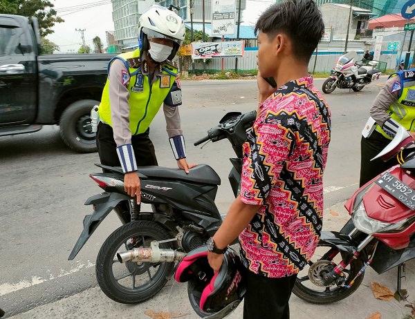 KNALPOT BRONG: Satlantas Polres Kotawaringin Barat saat menindak para pengguna sepeda motor berknalpot brong. (HUMAS POLRES/RADAR PANGKALAN BUN)