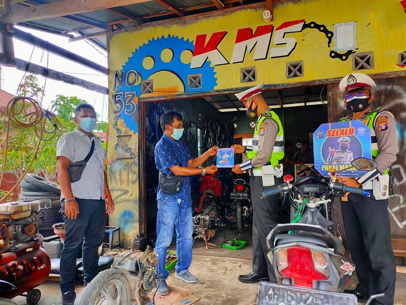BERI PERINGATAN : Petugas Kepolisian mengingatkan pengelola bengkel motor untuk tidak menyediakan knalpot bersuara bising alias knalpot brong. IST/RADAR SAMPIT