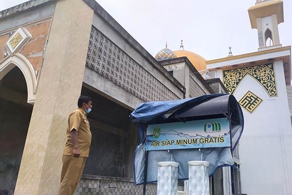 SIAP MINUM: PDAM Sukamara bangun fasilitas air siap minum di lingkungan Masjid Agung Sukamara. (FAUZIANUR/RADAR SAMPIT)