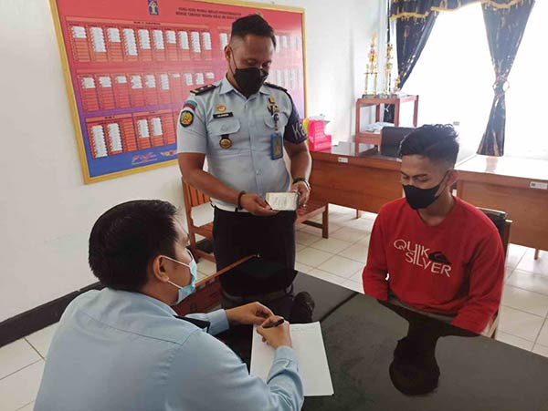 PELANGGARAN: Napi didata setelah kedapatan memilik handphone di dalam Rutan Kapuas. (RUTAN KAPUAS)