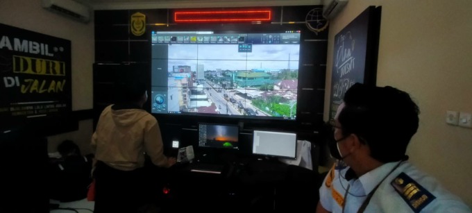 MEMANTAU LALIN: Petugas dari Dishub Kota Banjarmasin memantau arus lalu lintas di sejumlah titik melalui layar monitor. ENDANG SYARIFUDDIN/RADAR BANJARMASIN