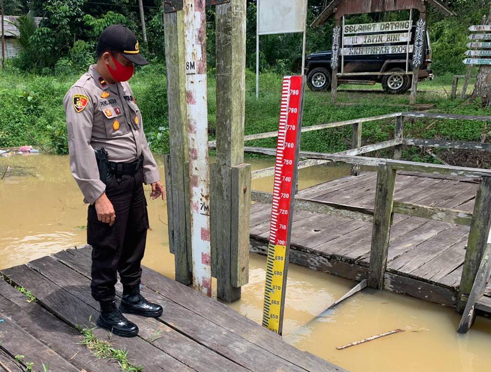 Salah satu aktivitas pemantauan debit air Sungai Lamandau, yang sering meluap ketika intensitas hujan tinggi.(int)
