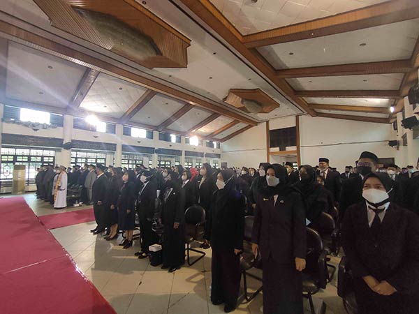 JADI PEGAWAI: Prosesi pelantikan calon pegawai negeri sipil (CPNS) lingkungan Pemkab Kotim di Gedung Serbaguna, Sampit, pekan lalu. (YUNI/RADAR SAMPIT)