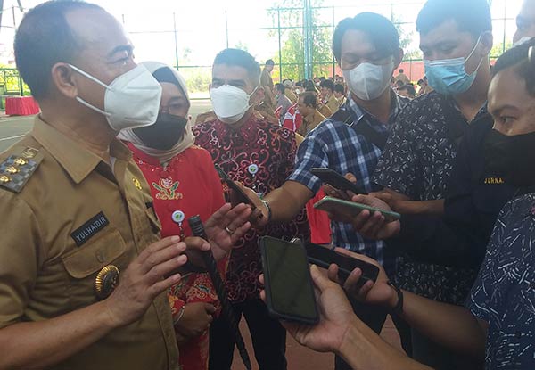 PEMBANGUNAN: Bupati Seruyan Yulhaidir saat menjelaskan tentang rencana pembangunan untuk wilayah Kota Kuala Pembuang. (HENDRI/RADAR SAMPIT)