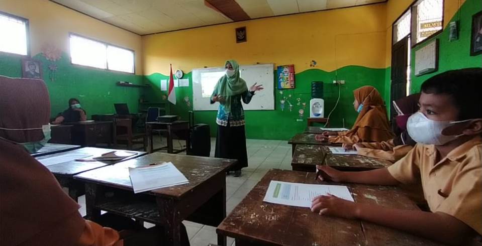 PEMBELAJARAN TATAP MUKA: Kegiatan Pembelajaran tatap MUka (PTM) terbatas di SDn 1 Amin Jaya, Kecamatan Pangkalan Banteng. Mulai minggu depan rencananya akan diterapkan PTm 100 persen. (SLAMET HARMOKO/RADAR PANGKALAN BUN)