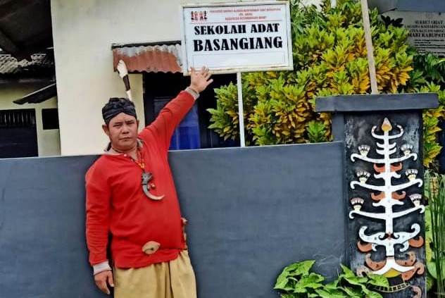 SEKOLAH ADAT: Sekolah Adat Basangiang di Kelurahan Baru, RT 33 Kecamatan Arut Selatan, Kabupaten Kobar tepat di pinggir Jalan Trans Kalimantan Pangkalan Bun – Sampit. (ISTIMEWA/RADAR SAMPIT)
