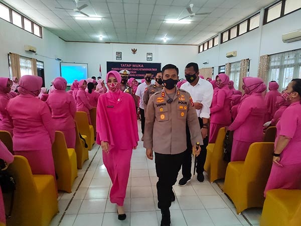 HADIRI SEMINAR: Kapolres Kotim AKBP Sarpani didampingi istri Ririn Sarpani saat menghadiri Seminar Parenting di Aula Bhayangkari, Rabu (2/2). (FAHRY/RADAR SAMPIT)