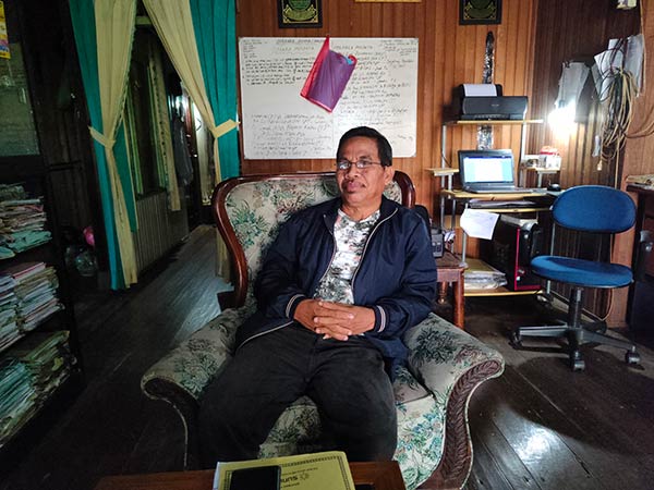 MENANGKAN SENGKETA: Darmansyah selaku kuasa hukum Ana dan keluarga. (FAHRY/RADAR SAMPIT)