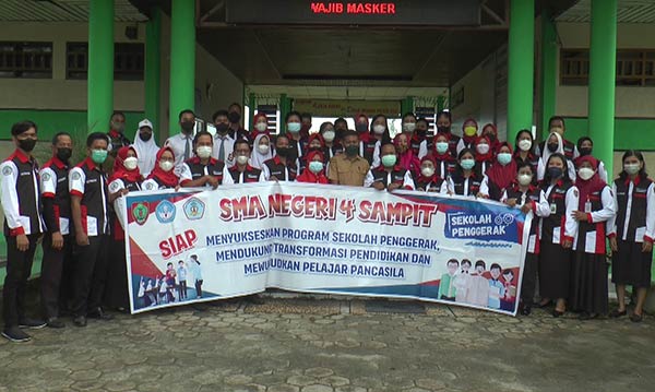 TOREH PRESTASI: Pembacaan komitmen untuk melaksanakan program sekolah penggerak SMAN 4 Sampit, baru-baru tadi.