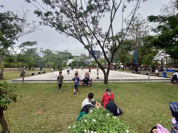 OLAHRAGA: Suasana di Stadion 29 Nopember Sampit saat akhir pekan, Minggu (27/2). (YUNI/RADAR SAMPIT)