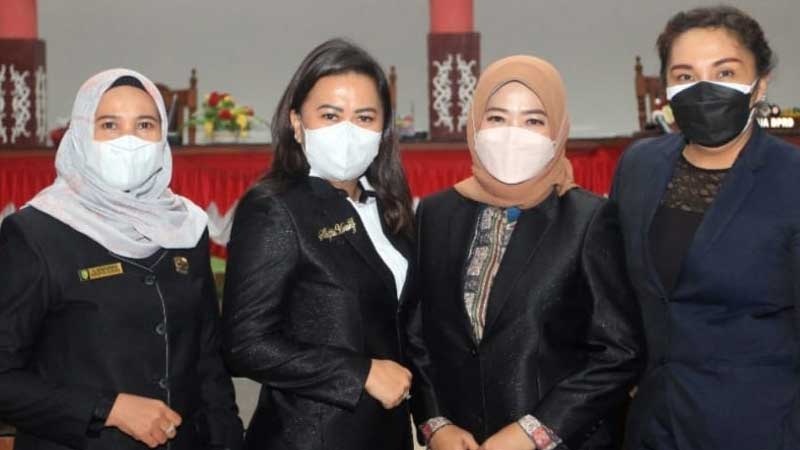 SRIKANDI : Anggota DPRD Kota Palangka Raya, Evy Susanti berfoto bersama rekan-rekan legislator perempuan lainnya usai pelantikan PAW, baru-baru ini.
